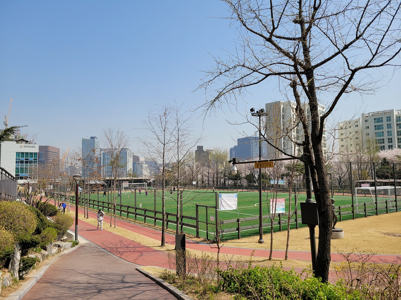 身体天赋顶级！西媒：阿尔瓦雷斯全年出战70场，未出现受伤停赛.